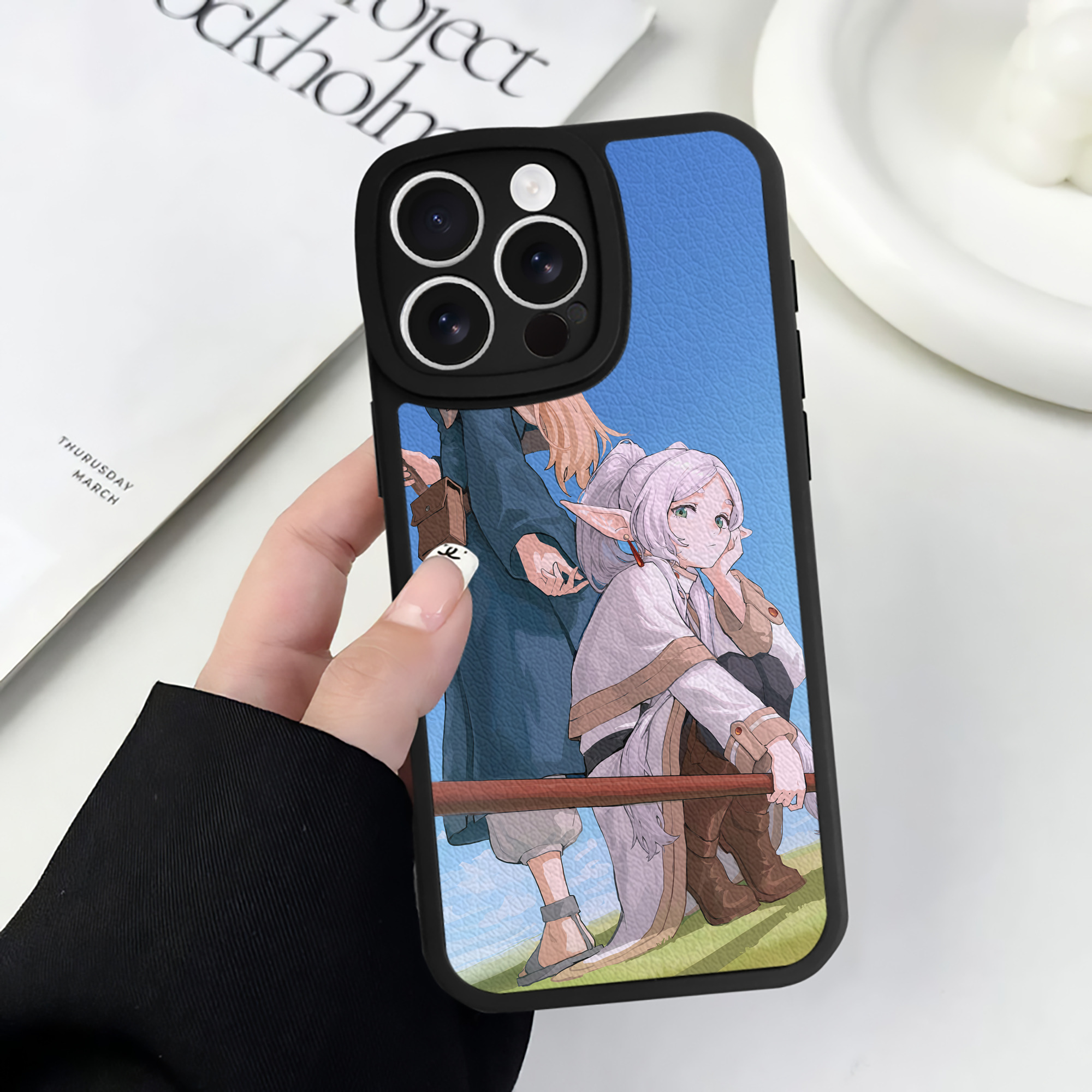 （画像用） 葬送のフリーレン Frieren 【iPhone 16シリーズ対応】シリコンスマホケース（レザー調） 材質：シリコン